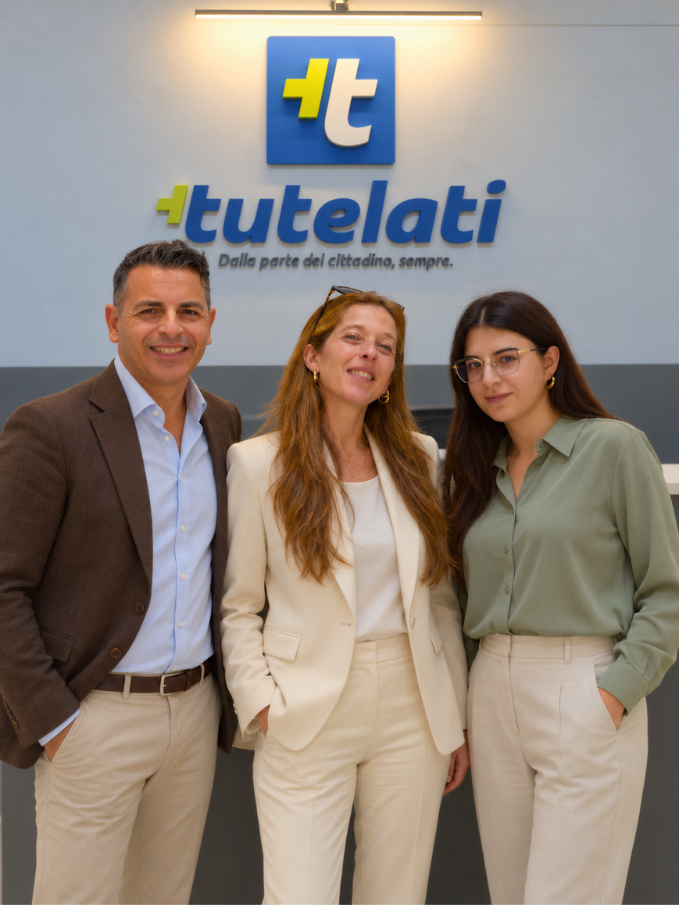 Lo staff di Più Tutelati davanti all’insegna dell’ufficio