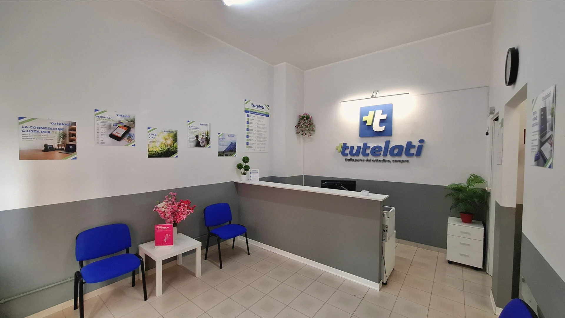 La sala d’attesa e il bancone dell’ufficio Più Tutelati a Trani