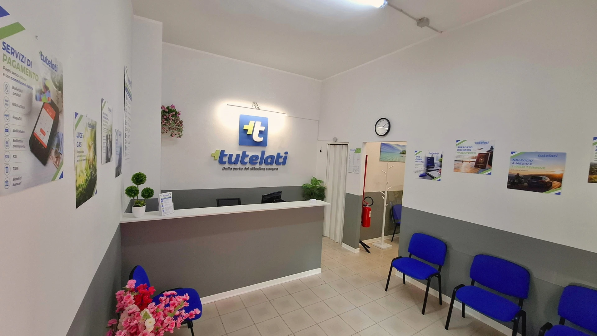 Il front-office dell’ufficio Più Tutelati a Trani: bancone, logo e postazioni